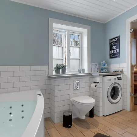 Cozy In Aakirkeby With Kitchen Vester Somarken