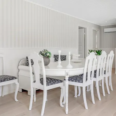 Kjempefint Hjem I Aakirkeby Med Wifi Feriehus
